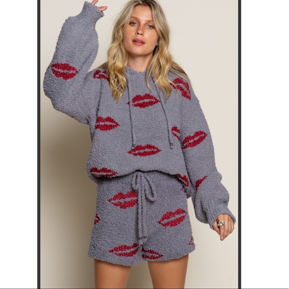 BERBER Cozy Lips Hooded Pullover - Picture 7 of 10